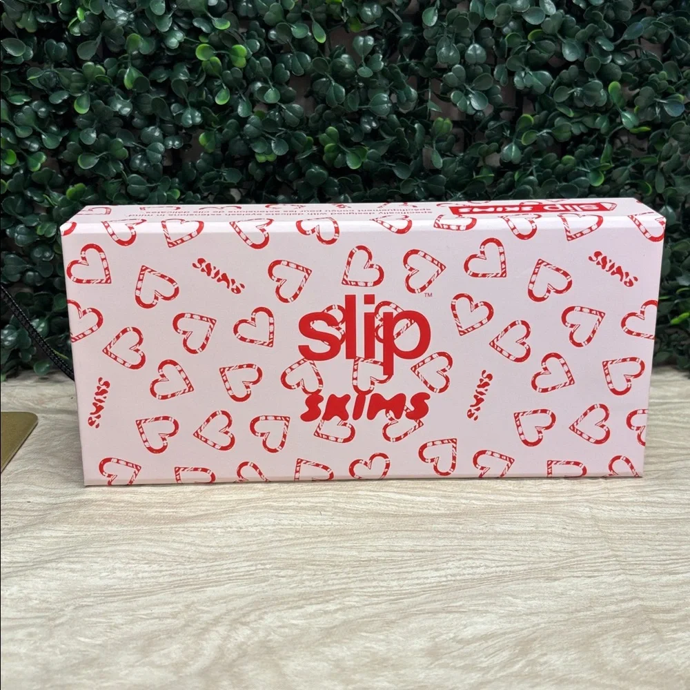 Skip X Skims Contour Sleep Mask, Candy Heart Print - OS